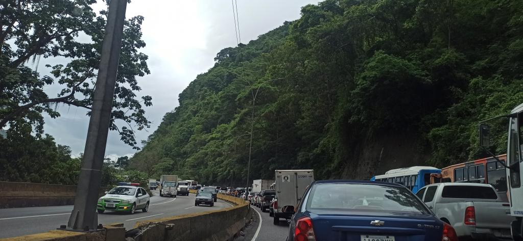 thepowerjhon's tweet photo. Totalmente detenido el tráfico en la ARC a la altura del parque los ocumitos @TraficoVC @victoria1039fm https://t.co/iqvGHecXII