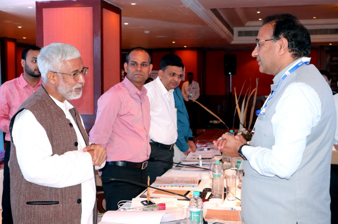 isro's tweet image. (1/2) आज हैदराबाद में संसदीय राजभाषा समिति ने राष्‍ट्रीय सुदूर संवेदन केंद्र, इसरो के साथ निरीक्षण बैठक की। इस दौरान समिति ने मंत्रालय एवं विभाग के वरिष्‍ठ अधिकारियों की उपस्थिति में हो रहे राजभाषा हिंदी के कार्यों का अवलोकन किया। #SecondSubCommittee
#AzadiKaAmritMahotsav