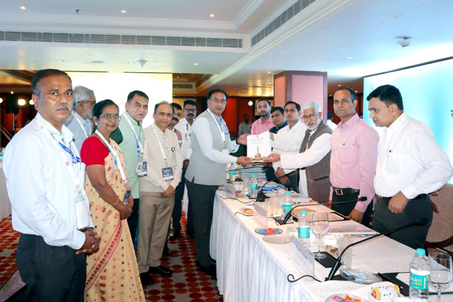 isro's tweet image. (1/2) आज हैदराबाद में संसदीय राजभाषा समिति ने राष्‍ट्रीय सुदूर संवेदन केंद्र, इसरो के साथ निरीक्षण बैठक की। इस दौरान समिति ने मंत्रालय एवं विभाग के वरिष्‍ठ अधिकारियों की उपस्थिति में हो रहे राजभाषा हिंदी के कार्यों का अवलोकन किया। #SecondSubCommittee
#AzadiKaAmritMahotsav