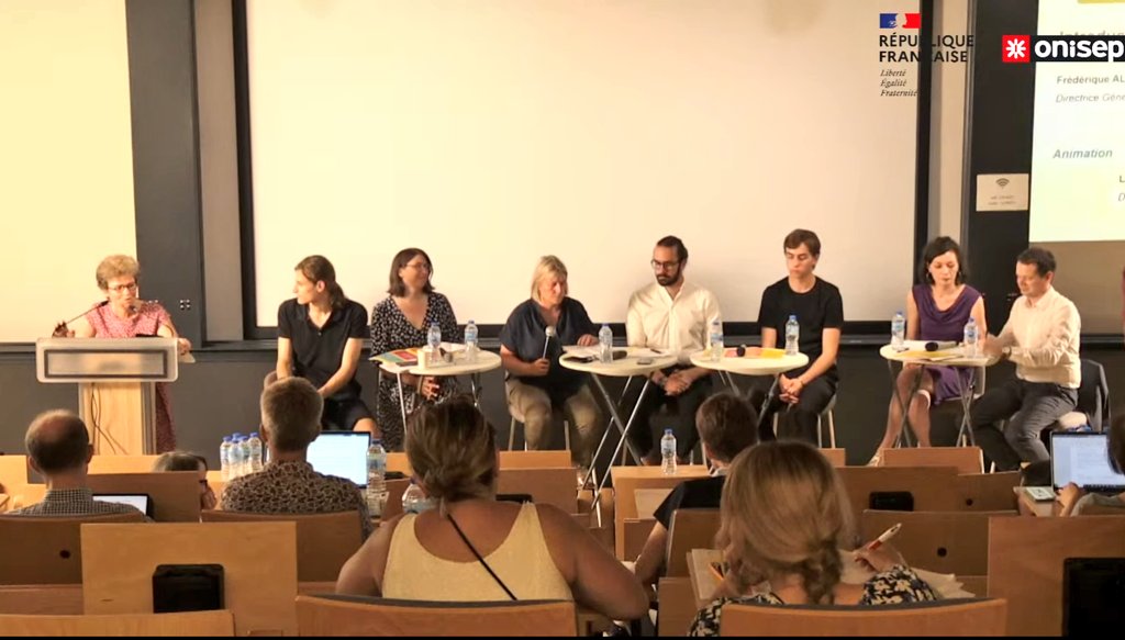 DimitriSydor's tweet photo. @___FAB_ DG de l'@Onisep introduit la présentation du #Referentiel #Avenir(s) des compétences à s'orienter au lycée : un travail orchestré par l'équipe de L Sovet et K Brioux mais enraciné dans les expériences de terrain, des élèves, enseignants, #PsyEN, #CIO...  @AnneDeRozario1 https://t.co/qnmkpF2OIj