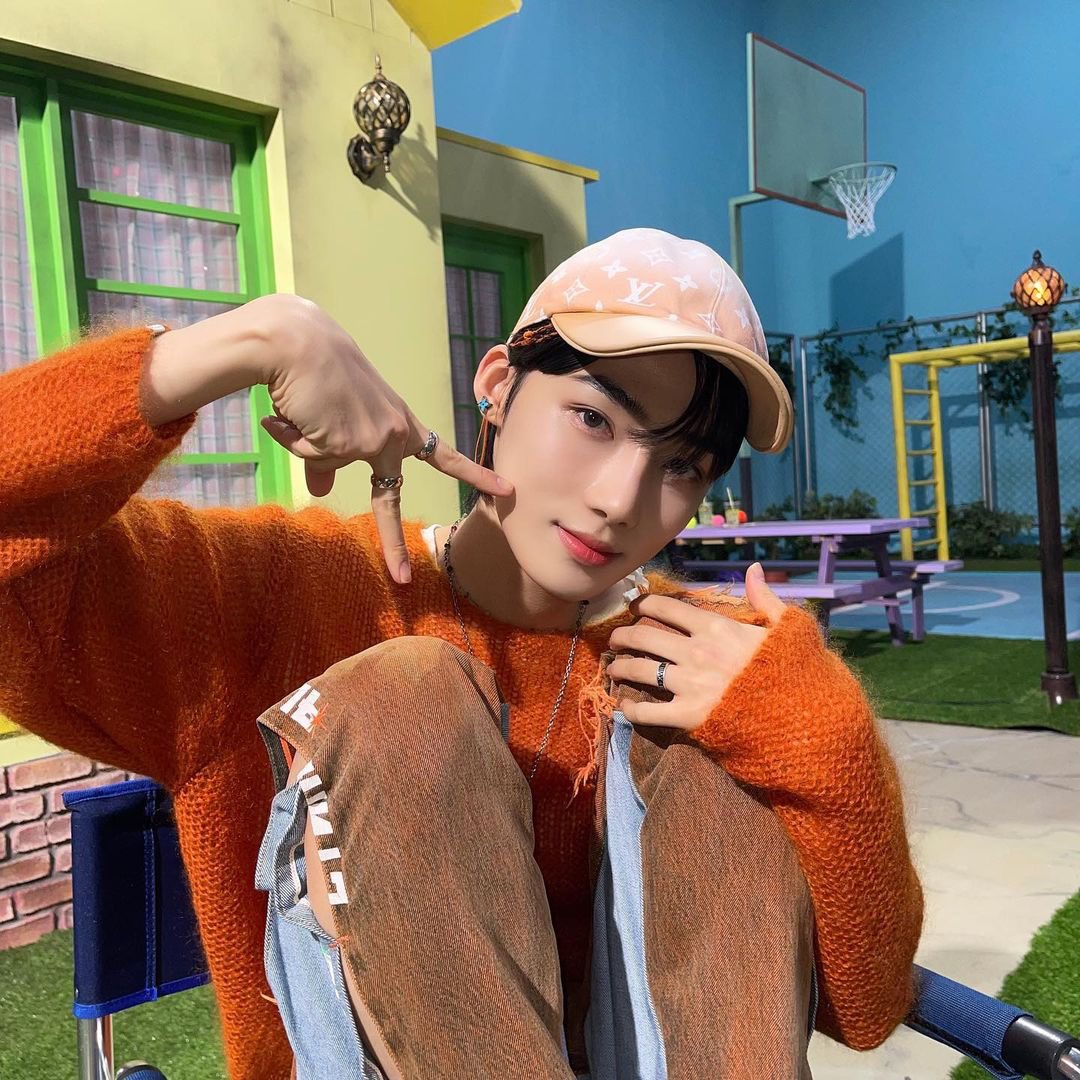 channeechoi's tweet photo. Swathed in the tangerine-toned sweater, I aim to be the sweetest boy one can taste solely by laying their gazes on me. As the heart-throbbing smile has been thrown for pictures, I wouldn’t be taking any responsibilities for any causes it might do to one’s heart! https://t.co/n57Ecy3NgD