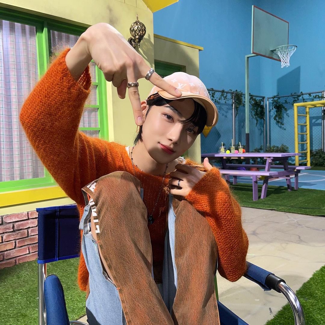 channeechoi's tweet photo. Swathed in the tangerine-toned sweater, I aim to be the sweetest boy one can taste solely by laying their gazes on me. As the heart-throbbing smile has been thrown for pictures, I wouldn’t be taking any responsibilities for any causes it might do to one’s heart! https://t.co/n57Ecy3NgD