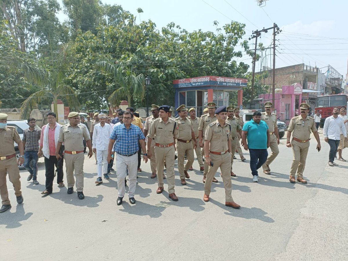 digbasti's tweet photo. आज दिनाँक-17-06-2022 को #IGRANGE BASTI द्वारा जुमे की नमाज़ के दृष्टिगत जनपद सिद्धार्थनगर के थाना कोतवाली सिद्धार्थनगर एवं थाना डुमरियागंज के संवेदनशील स्थानों पर भ्रमणशील रहकर आपसी भाई-चारे शांति एवं सौहार्दपूर्ण माहौल बनाये रखने की अपील की गई @Uppolice @AdgGkr https://t.co/sLn5RljVxo