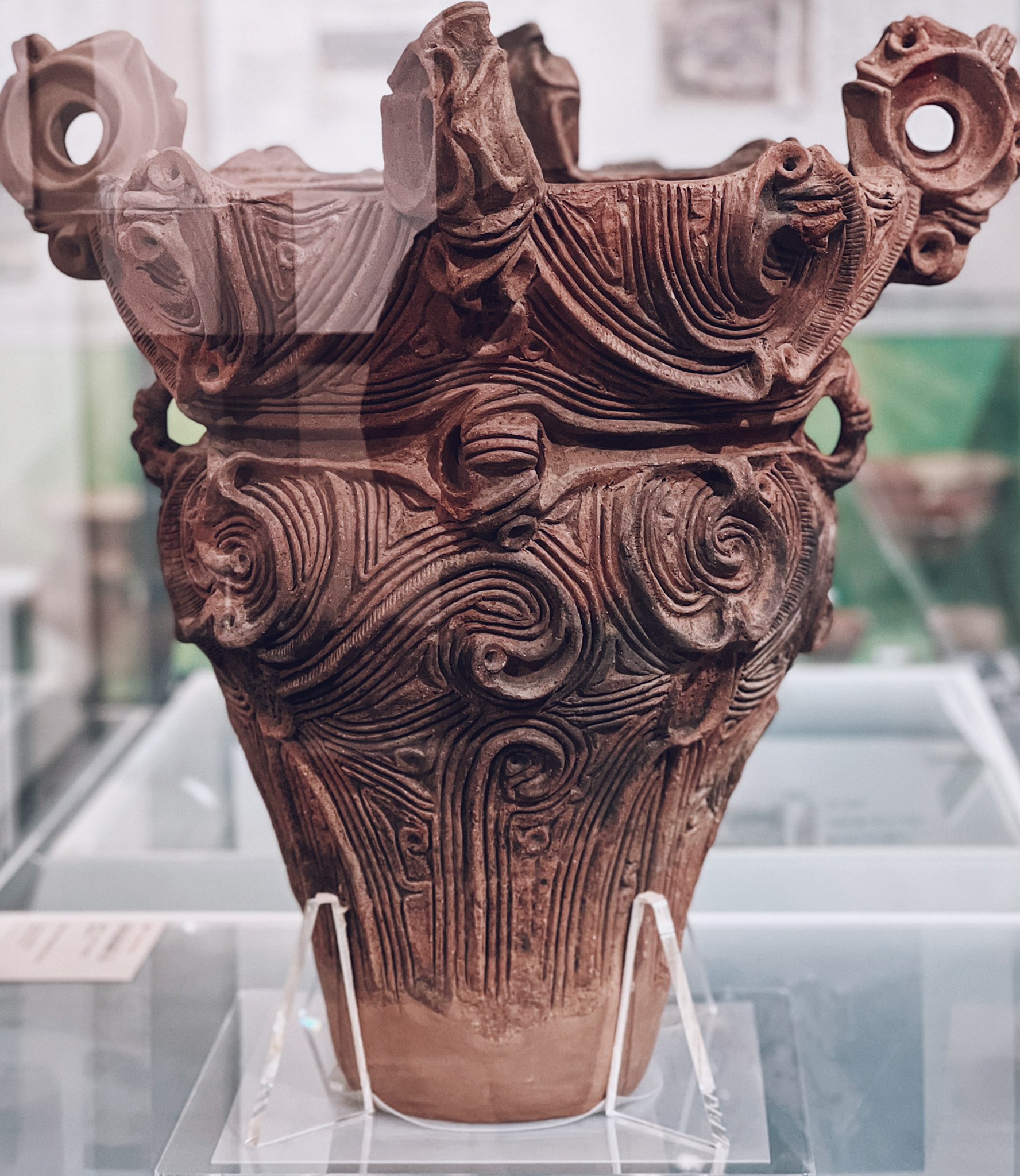 縄文zine 見 なければ死んでも死にきれない土器というのはいくつかあるわけですが ここ渋川市の北橘歴史資料館で見れる道訓前遺跡の焼町土器もそのひとつに数えられる 何度見 てもすごい 堂々として圧倒的な迫力 見るだけで誰もが論破されそうな説得力が