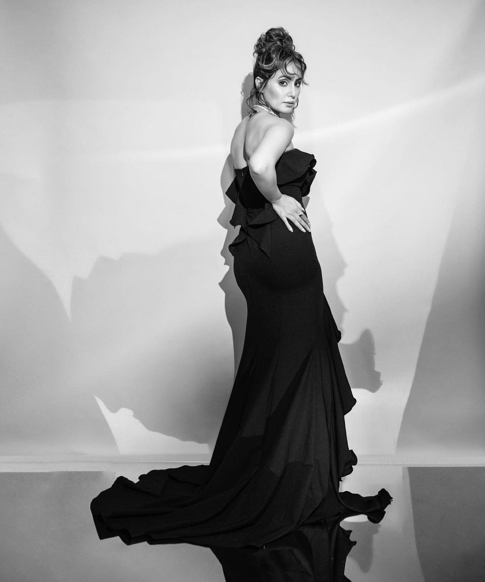 ndtvgoodtimes's tweet photo. Keeping it classy ft. @eyehinakhan 
Thoughts on her look? Tell us in the comments below 😎

#HinaKhan #hina #black #ootd #classy #outfit #style #hinakhanfans https://t.co/KTc40nrZQy