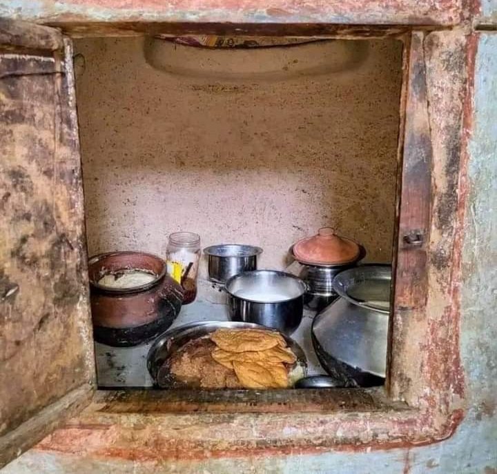 arpit_verma13's tweet photo. हमारे गांव में पहले ऐसा फ्रिज हुआ करता था! ☺️☺️ https://t.co/UxDwsGIgHd