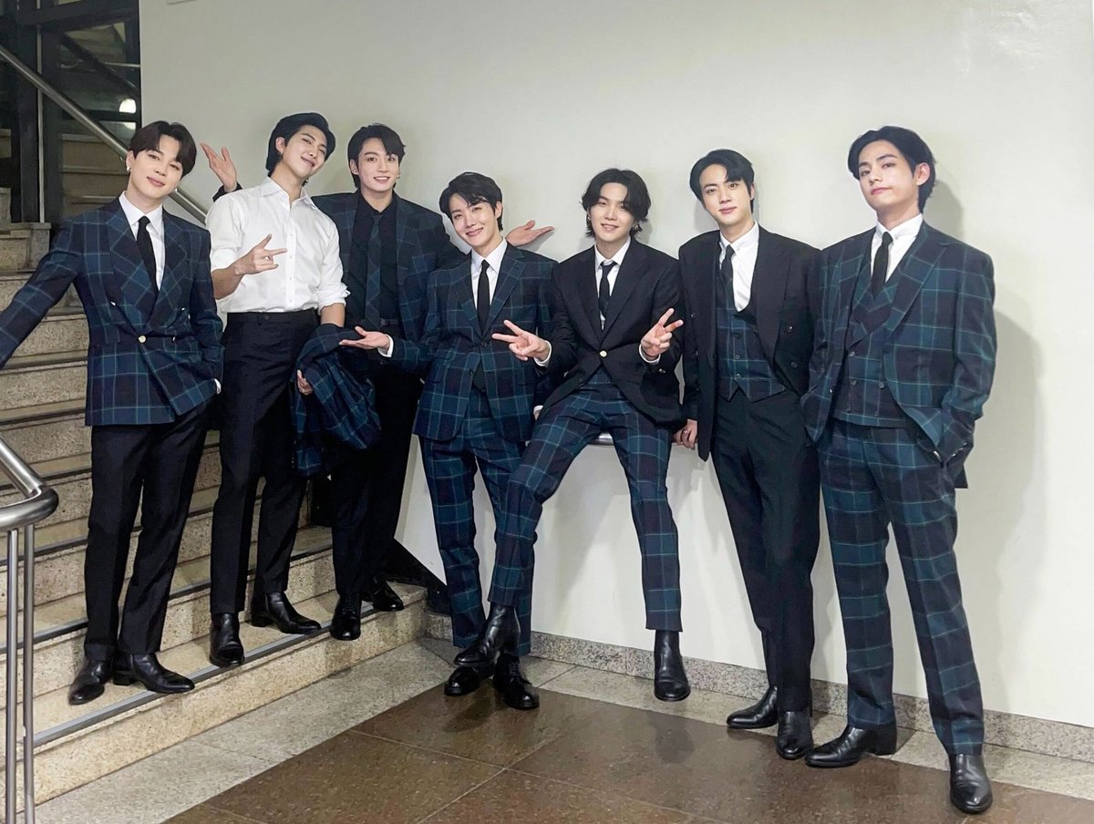 kiss_seven7's tweet photo. [💜] Hilo de Traducciónes de los momentos de #BTS interactuando con ARMY durante su presentación en el programa musical de KBS "Music Bank"

#BTS_Proof #YetToCome @BTS_twt [..] https://t.co/WlheS444TI
