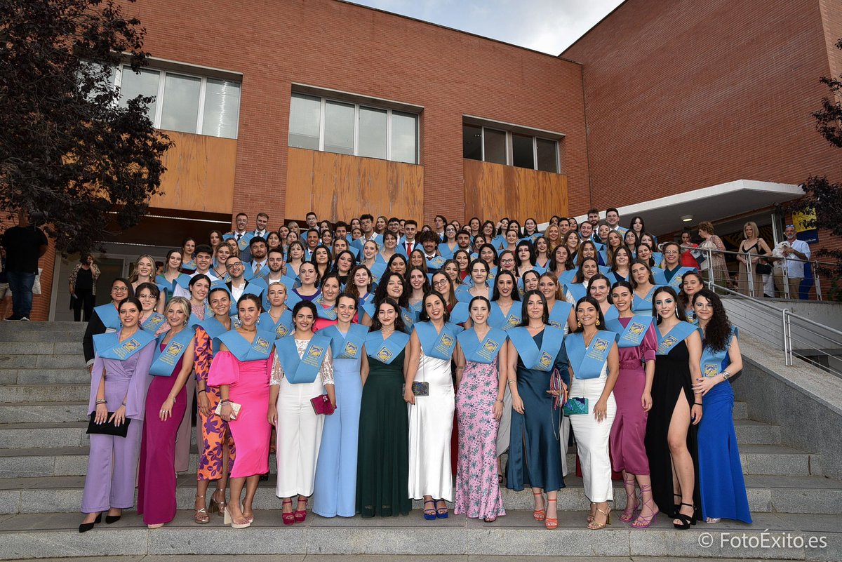 pablodeolavide's tweet photo. 🍾 Felicitamos a la promoción 2018/22 del Grado en Traducción e Interpretación en inglés de @f_humanidades que ha celebrado su ceremonia de egresados y egresadas👩🎓🧑🎓
Os deseamos que esta nueva etapa esté llena de logros y experiencias enriquecedoras 🤗
#egresadosUPO
#SoydelaUPO https://t.co/GeJpMhuGae