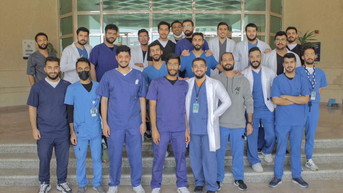 بفضل من الله وكرمه تم الانتهاء من سنتنا الرابعة في كلية طب الأسنان ، سائلين الله أن يوفقنا في ما تبقّى من السنوات ❤️

Officially Dental College Juniors ✨✨ 

#dent219