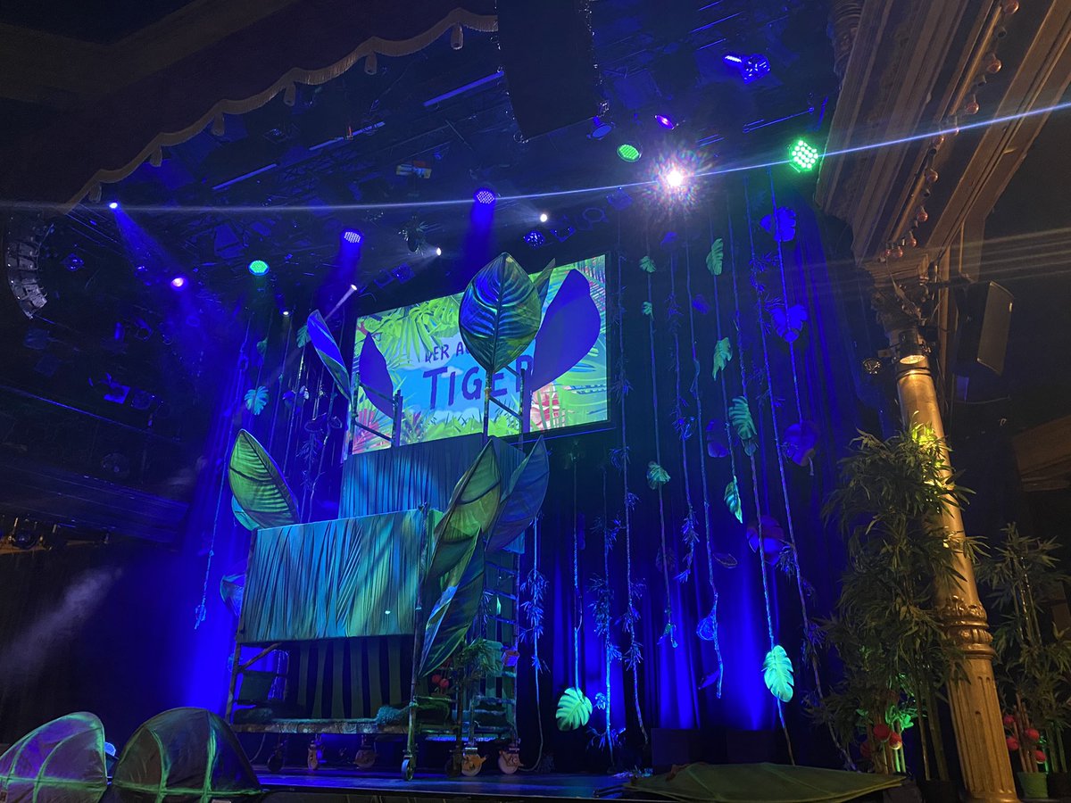 #AchtsamerTiger @schmidttivoli Eiskonfekt: Parat Fritz-Orange: Eiskalt, K2: geschminkt, wir wären dann soweit abreisefertig für den Dschungel