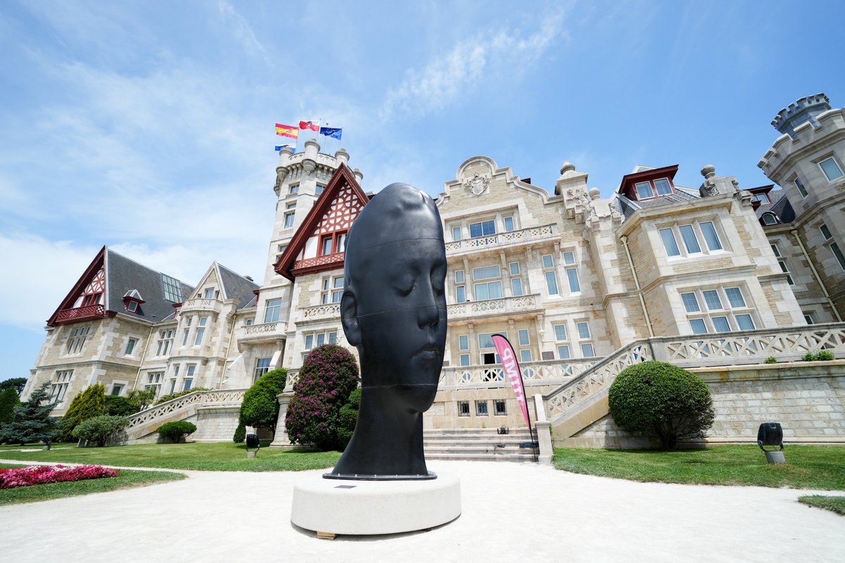 UIMP's tweet photo. ¡’Carlota’ llega a la @UIMP !

‼️Ya está instalada en el #PalaciodelaMagdalena la escultura que Jaume Plensa ha cedido a la universidad con motivo de su 90 aniversario.

➡️https://t.co/JUL9VuMr4i

#UIMP90Aniversario #UIMP2022 https://t.co/VV8qf0Qs7D