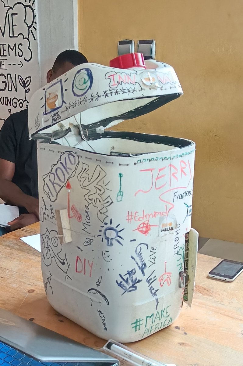 johnaoga's tweet image. Une Jerry! Vous savez ce que c'est, des ordinateurs fabriqués avec du matériel de récup. Une vraie opportunité pour l'Afrique. En Fabriquer et les adapter pour résoudre nos problèmes c'est l'objectif de ce atelier à 
@IrokoFablab. @mifyai soutient cette initiative #lowtech #jerry