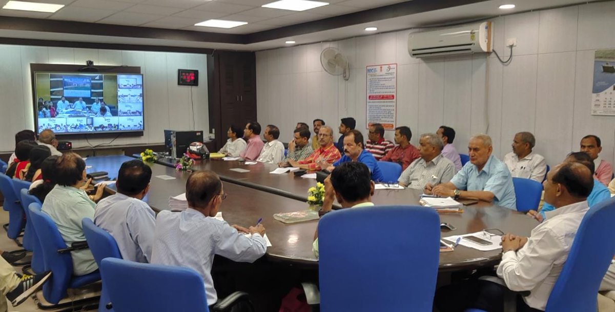 BhindCollector's tweet photo. म.प्र. लोक सेवा आयोग (पीएससी) द्वारा आयोजित राज्य सेवा मुख्य परीक्षा 2022 की तैयारियों के संबंध में बैठक वर्चुअल माध्यम से ली गई। इस दौरान एनआईसी कक्ष भिण्ड से एडीएम श्री प्रवीण फुलपगारे, डिप्टी कलेक्टर श्री पराग जैन सहित अन्य अधिकारी, केन्द्र अध्यक्ष, आब्जर्वर उपस्थित रहे। https://t.co/PqvMBrFMV8