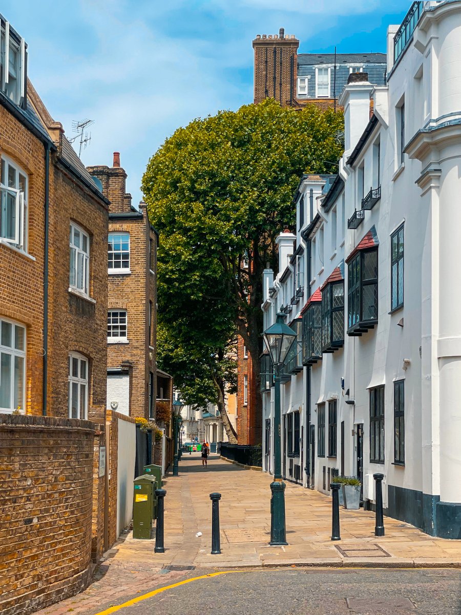 Enjoying the sun and walking through the beautiful streets of Kensington and #SouthKensington - my old stomping ground, back when I was an estate agent. There are still a few #hiddengems in the area, so if you would like more info, get in touch.

#london #buyingagent #kensington
