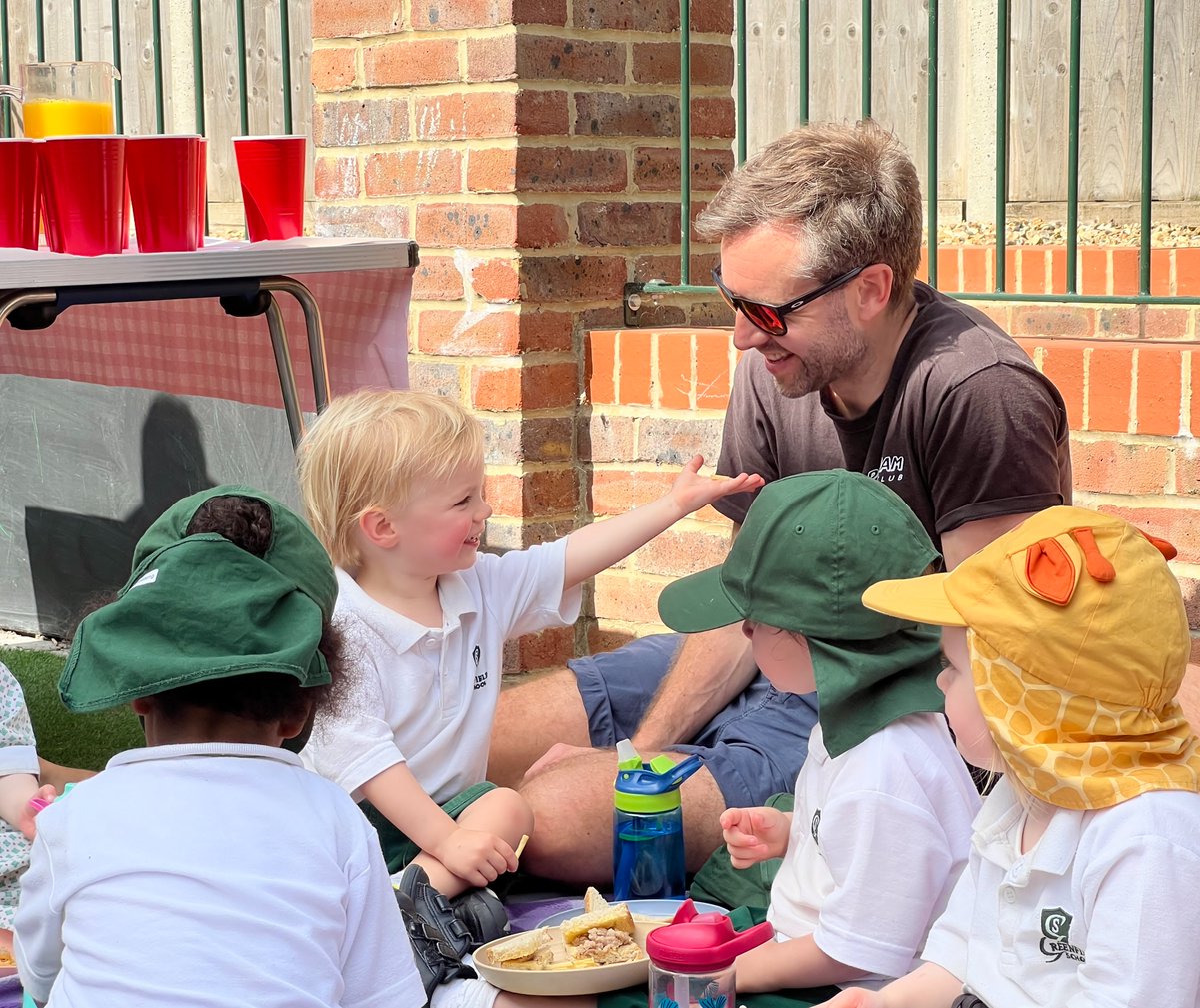 Greenfield_Sch_'s tweet photo. Wishing everyone a wonderful Father's Day! ๐
Last week our Little School hosted a sunny BBQ in the Fledglings playground for the children to celebrate with their loved ones. ๐
#GreenfieldSchoolWoking #MoreThanJustKnowledge
#GreenfieldLittleSchool #FathersDay https://t.co/dykNXlvrnq