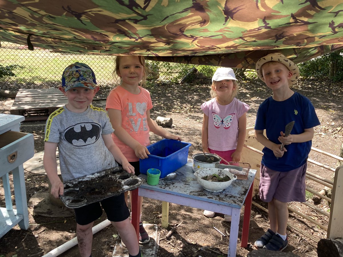 stannesstreetly's tweet photo. Even on the driest and warmest day of the year, Reception find mud! #mudisfun #Forestschool #friends. https://t.co/tVXJ2I44td