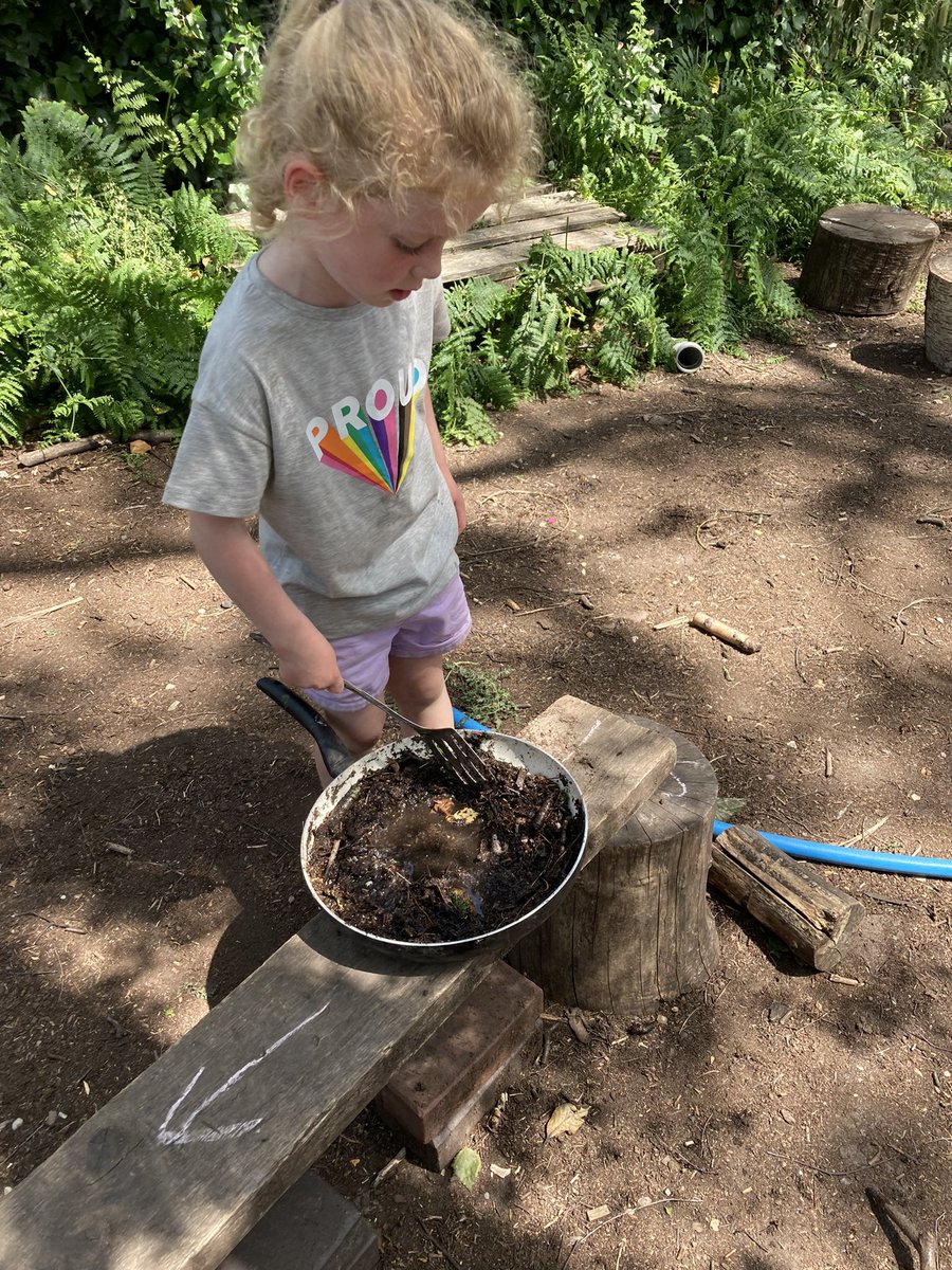 stannesstreetly's tweet photo. Even on the driest and warmest day of the year, Reception find mud! #mudisfun #Forestschool #friends. https://t.co/tVXJ2I44td