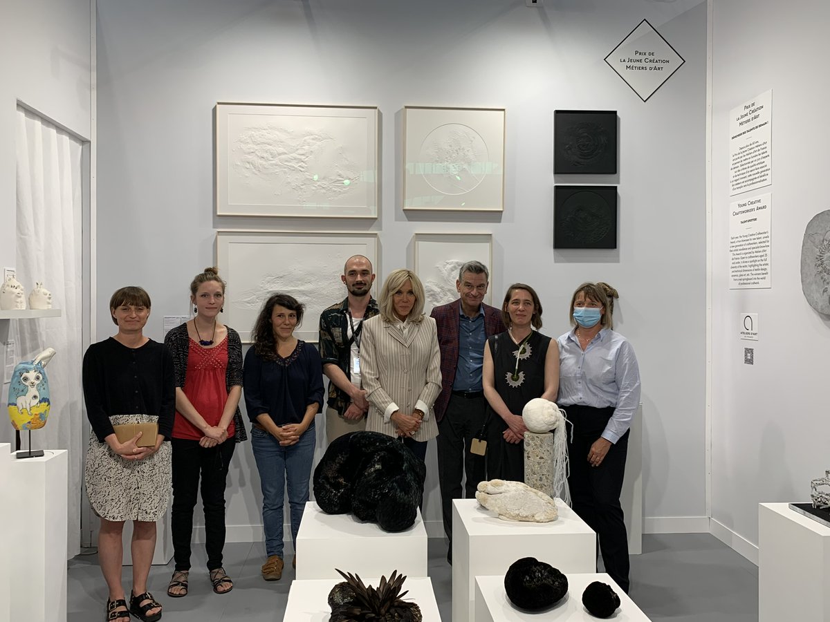ateliersdart's tweet photo. Retour en images sur les visites de Madame Brigitte Macron, de @RimaAbdulMalak - @MinistereCC et de Hervé Lemoine - Président du @MNGBS sur le salon 
@revelationsfair. L'occasion de rencontrer les exposants du salon et de remettre le rapport sur La formation aux métiers d'art https://t.co/qKWR3ccXum