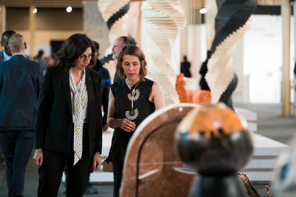 ateliersdart's tweet photo. Retour en images sur les visites de Madame Brigitte Macron, de @RimaAbdulMalak - @MinistereCC et de Hervé Lemoine - Président du @MNGBS sur le salon 
@revelationsfair. L'occasion de rencontrer les exposants du salon et de remettre le rapport sur La formation aux métiers d'art https://t.co/qKWR3ccXum