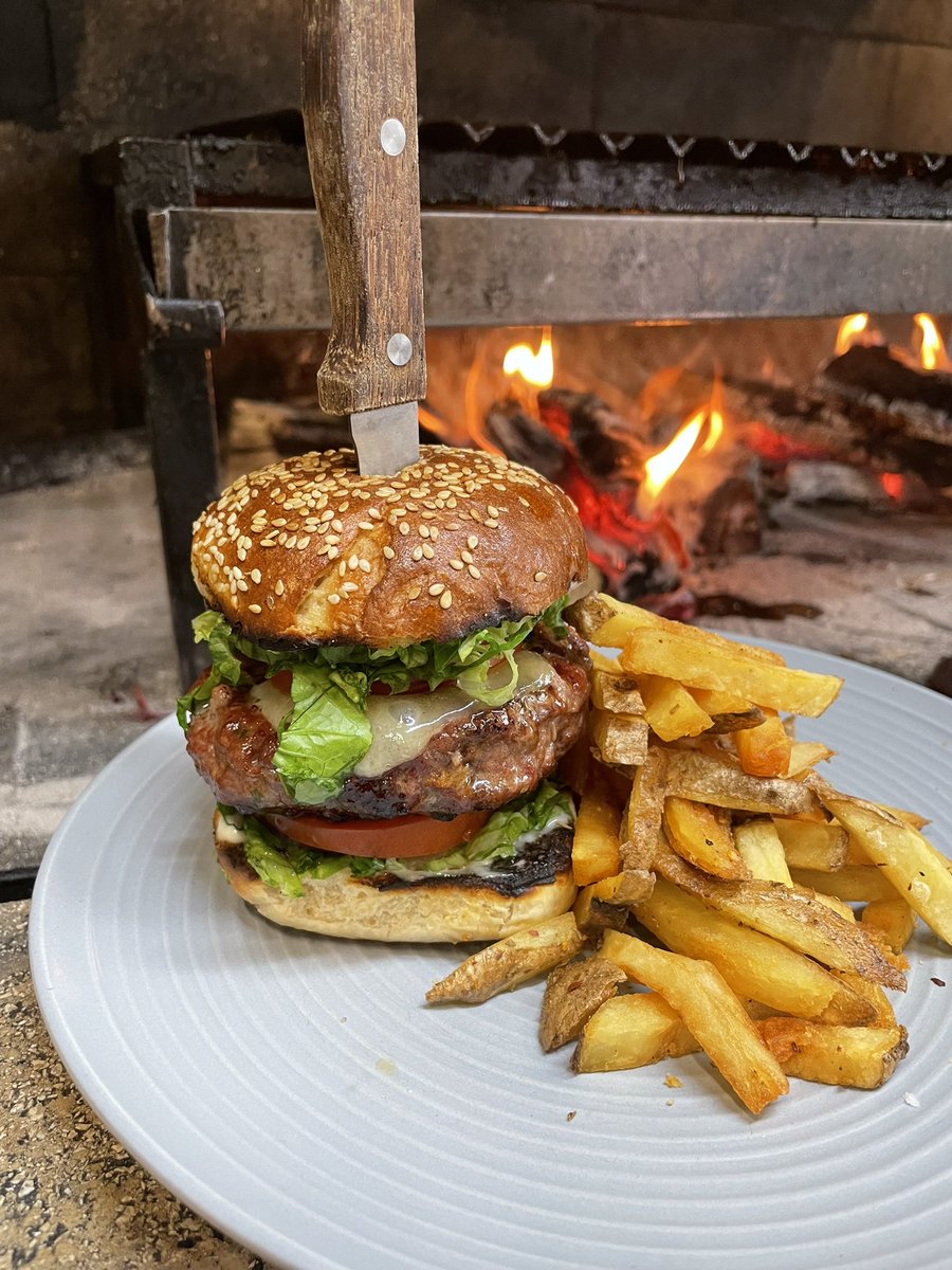 Blackriverinn's tweet photo. Wood fired beef burger hand cut spiced fries, what a lunch !! #lunch #devonpubs #burger #BBQ #woodfired @Sue_Stoneman @Tasteofthewest @muddystiletto @DevonLife @BlogFoodDrink @DevonFoodNet @BestNorthDevon https://t.co/M0LuZzEuRv