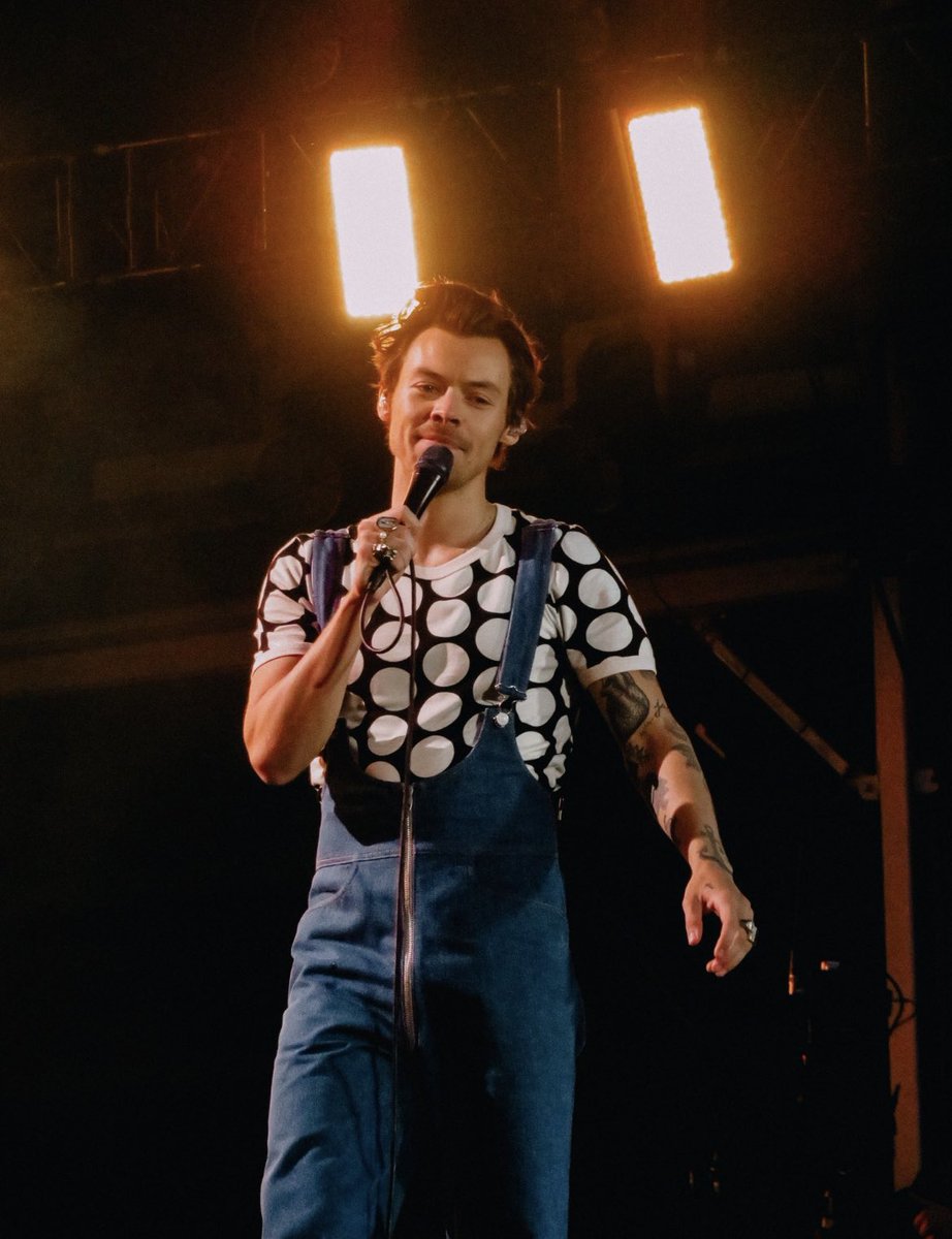 HLKUpdates's tweet photo. 📸| Harry durante el #LOTManchester !! 🤍
#LoveOnTour2022 

©️ lifewithlaurel https://t.co/15pVA49cJ6