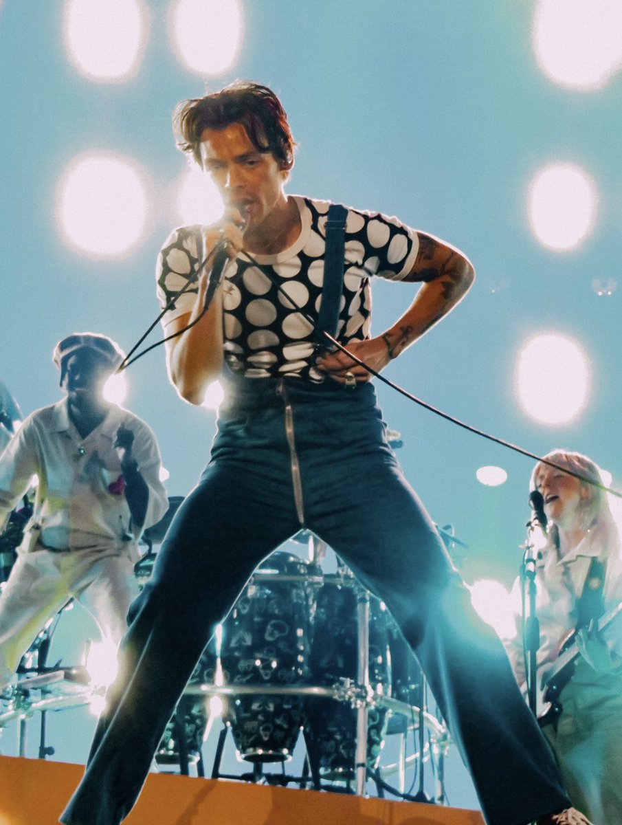 HLKUpdates's tweet photo. 📸| Harry durante el #LOTManchester !! 🤍
#LoveOnTour2022 

©️ lifewithlaurel https://t.co/15pVA49cJ6