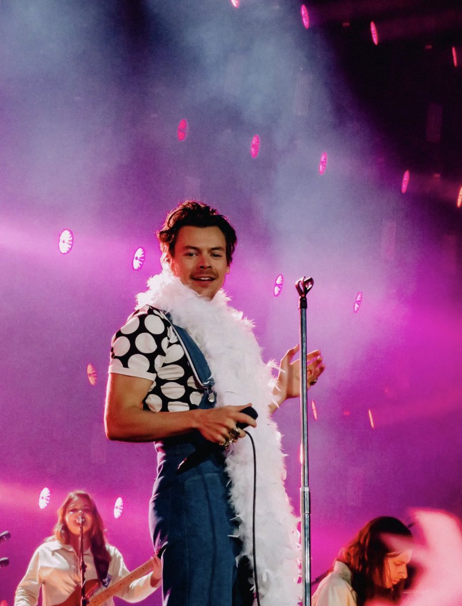 HLKUpdates's tweet photo. 📸| Harry durante el #LOTManchester !! 🤍
#LoveOnTour2022 

©️ lifewithlaurel https://t.co/15pVA49cJ6