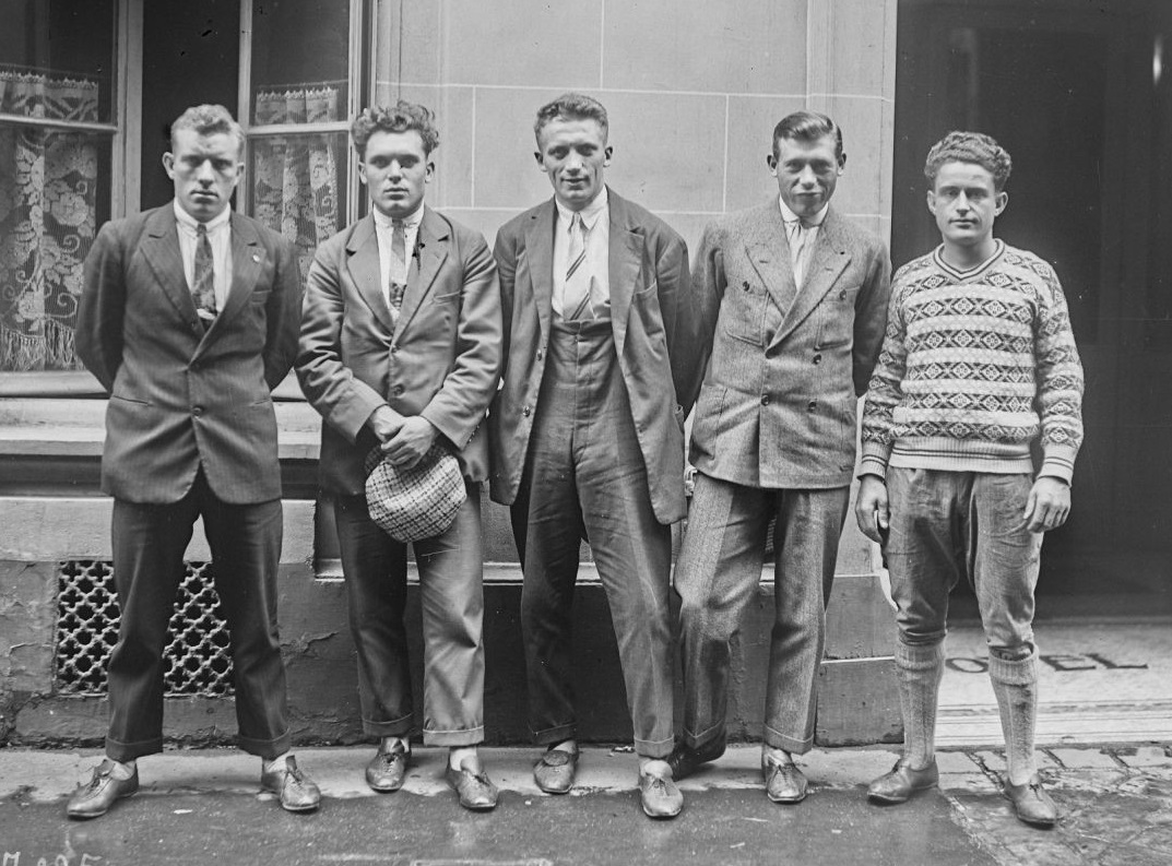 Les Peaky Blinders du cyclisme Belge...

(Jef Demuysere, Frans Bonduel, Aimé Dossche, Louis Delannoy et Georges Laloup, lors d'une journée de repos du Tour 1930).