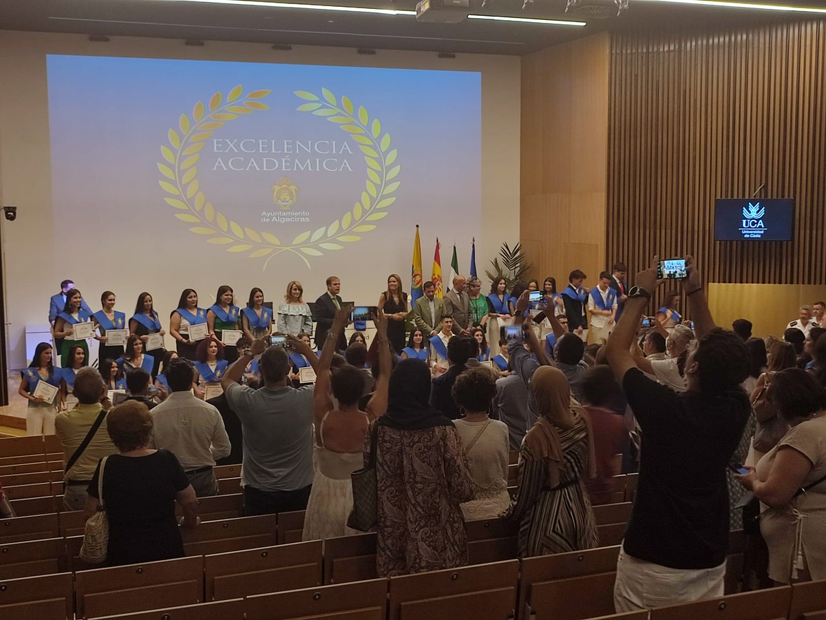 Gracias <a href="/aytoalgeciras/">Ayto. de Algeciras</a> por reconocer la labor de todos los centros y entidades participantes en #EXPOEDUCA22 y enhorabuena por la feria 

Felicidades también a todos los alumnos sobresalientes de #Algeciras que han sido becados en el acto de Excelencia Académica de hoy🧑‍🎓👩‍🎓👏