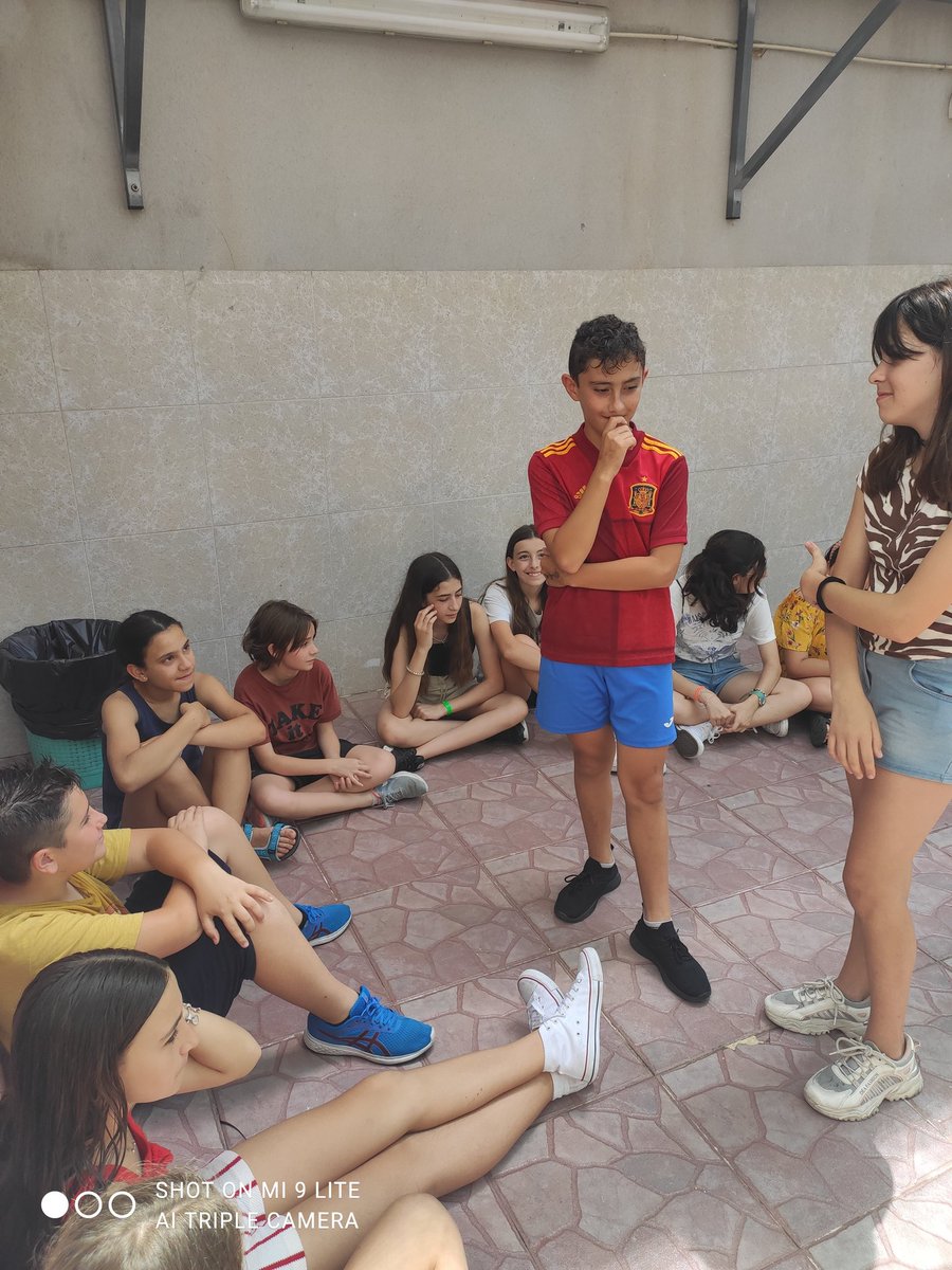 LOUGV81's tweet photo. Our students had played 🎉😁 different types of English traditional games 🇬🇧😊👍🏻. https://t.co/EIY9jX9gif