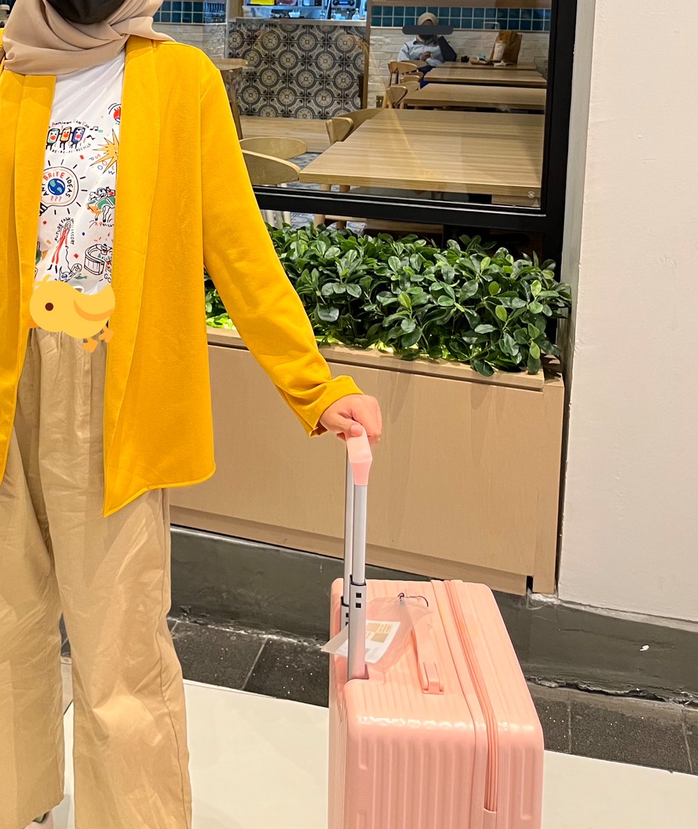 Ada yang tengah cari travel luggage from <a href="/ShopeeMY/">Shopee Malaysia</a> tak? Look at mine warna pink pastel💕 

I love this one sebab kiut, sturdy and zip kat tepi bukan tengah2 tau! Bila nk bukak luggage barang tak terabur!!! Love 💕🥰