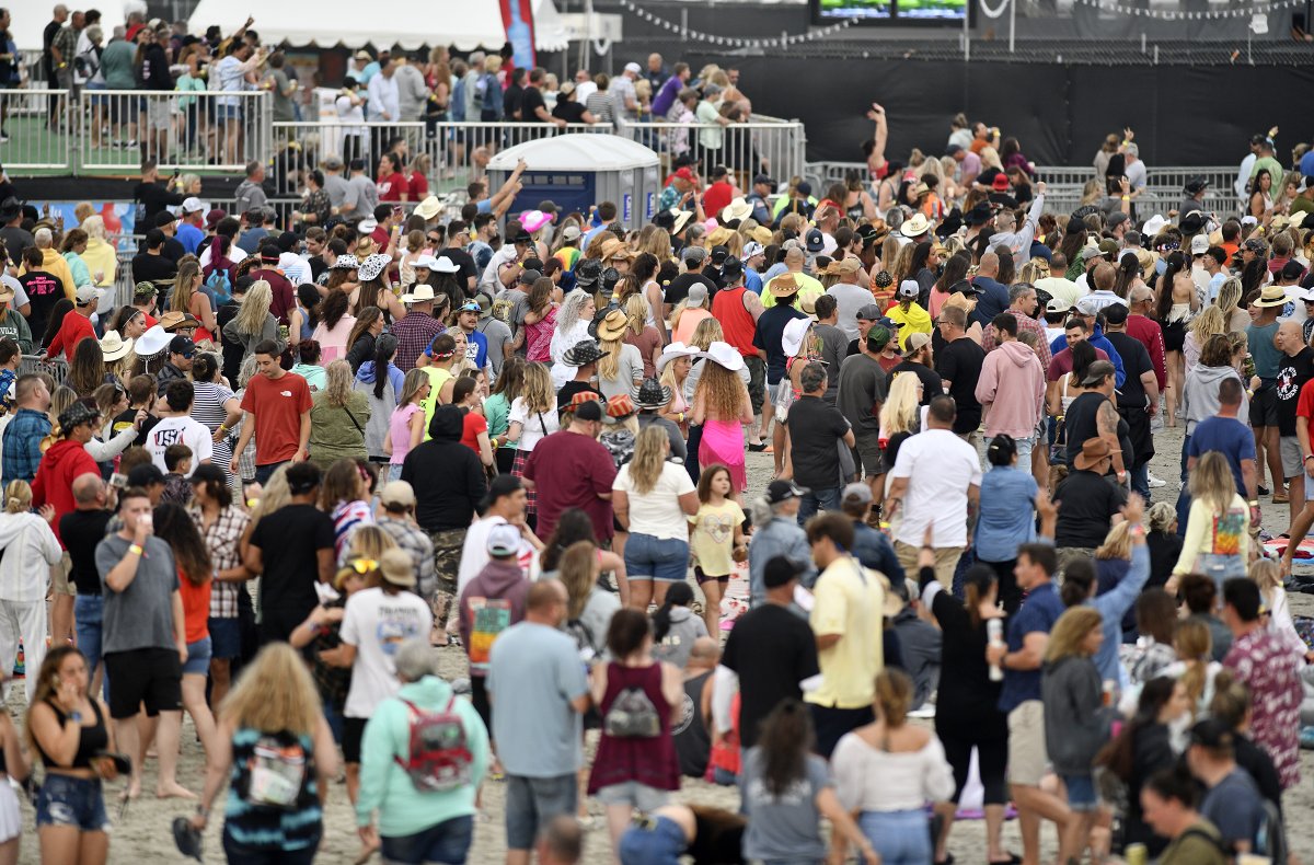 CP_AdamM's tweet image. Photos: Fans kick back and relax while enjoying the festivities on the beach in Wildwood during the Barefoot Country Music Fest on Thursday courierpostonline.com/picture-galler…