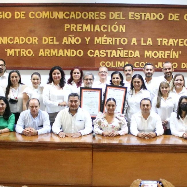 C3COLIMA's tweet photo. El  Colegio de Profesionales y Profesionistas de la Comunicación del estado de Colima Entregó merecido recontra a Imelda Noemí Castor Pérez como Comunicadora del Año 2021 y al Mérito a la Trayectoria 2021, "Mtro. Armando Castañeda Morfín" para Carlos Alfredo Arévalos. https://t.co/UB9u2ejo0I