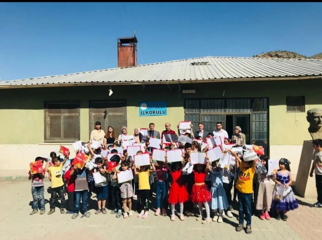 MhpsiirtK's tweet photo. İl Başkanımız, Merkez İlçe Başkanımız, KAÇEP Başkanımız'ın katılımıyla Şirvan İlçemizin Pirinçli Köyü'nde bulunan Şehit Faik Yüce İlk-Orta Okulu ve Anaokulu öğrencilerimizden oluşan toplam 80 çocuğumuza karne hediyesi olarak ayakkabılarını ulaştırdık.
@MHP_Bilgi
@drpelinyilik https://t.co/vRCV6RzXF5
