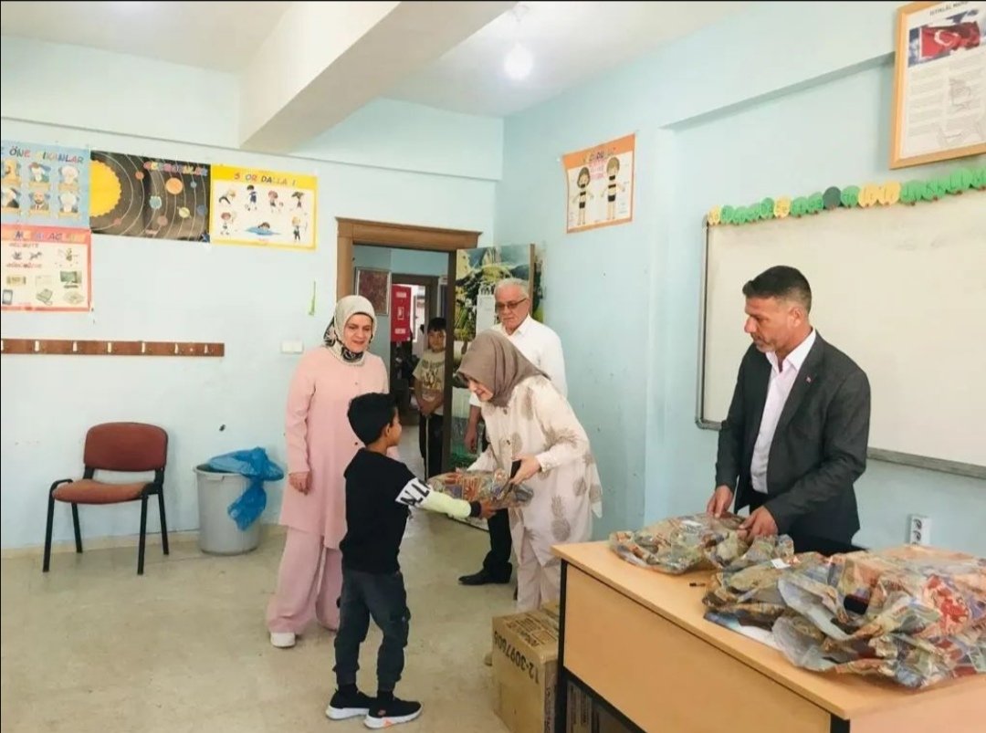 MhpsiirtK's tweet photo. İl Başkanımız, Merkez İlçe Başkanımız, KAÇEP Başkanımız'ın katılımıyla Şirvan İlçemizin Pirinçli Köyü'nde bulunan Şehit Faik Yüce İlk-Orta Okulu ve Anaokulu öğrencilerimizden oluşan toplam 80 çocuğumuza karne hediyesi olarak ayakkabılarını ulaştırdık.
@MHP_Bilgi
@drpelinyilik https://t.co/vRCV6RzXF5