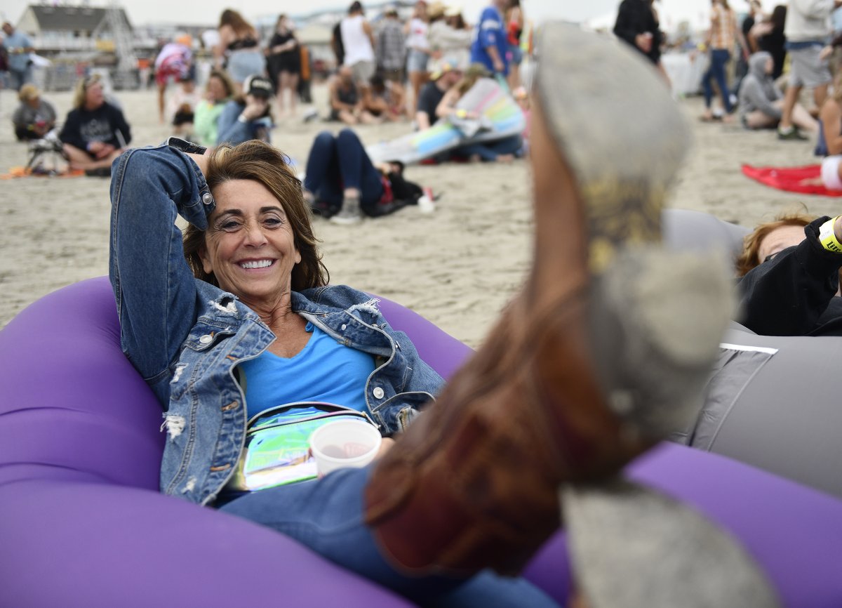 CP_AdamM's tweet image. Photos: Fans kick back and relax while enjoying the festivities on the beach in Wildwood during the Barefoot Country Music Fest on Thursday courierpostonline.com/picture-galler…