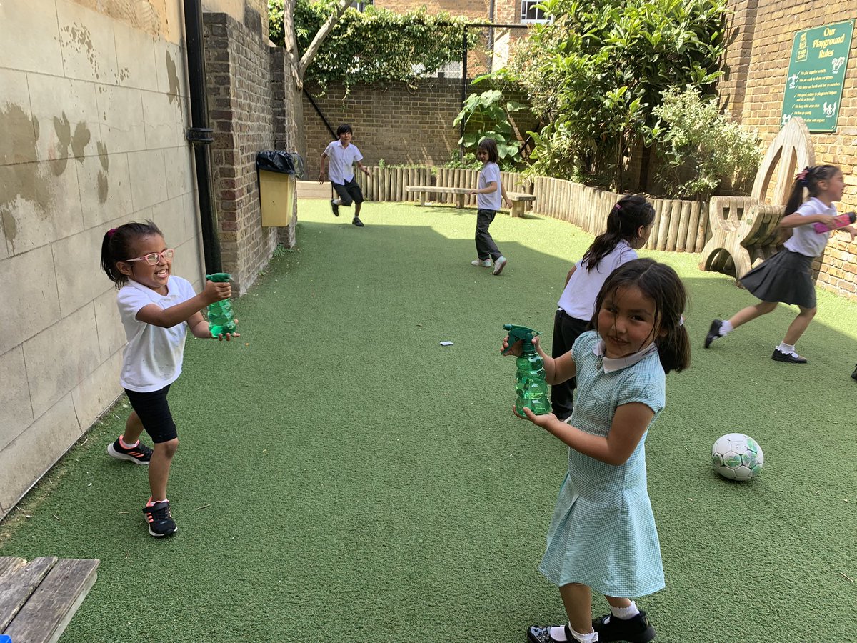 StJudesSchool's tweet image. There’s only one thing for 30C in London - #water @ukedchat #primaryfun