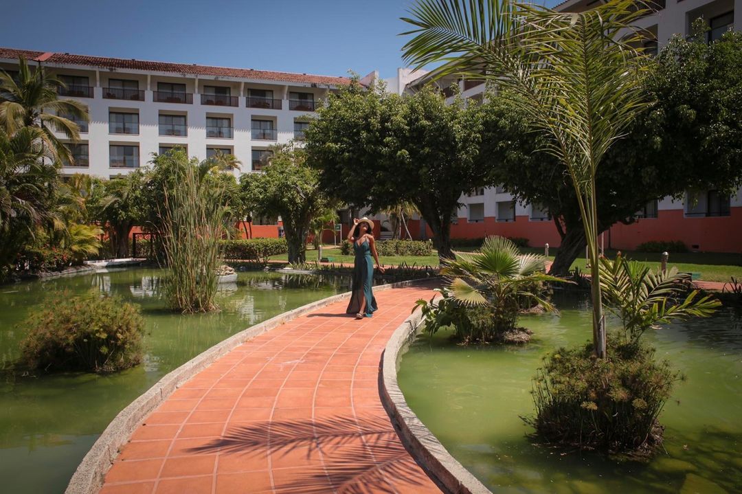 Inicia tú día con una caminata relajante y disfruta de la luz del sol y de la naturaleza que nos rodea... #meliapuertovallarta #soulmatters