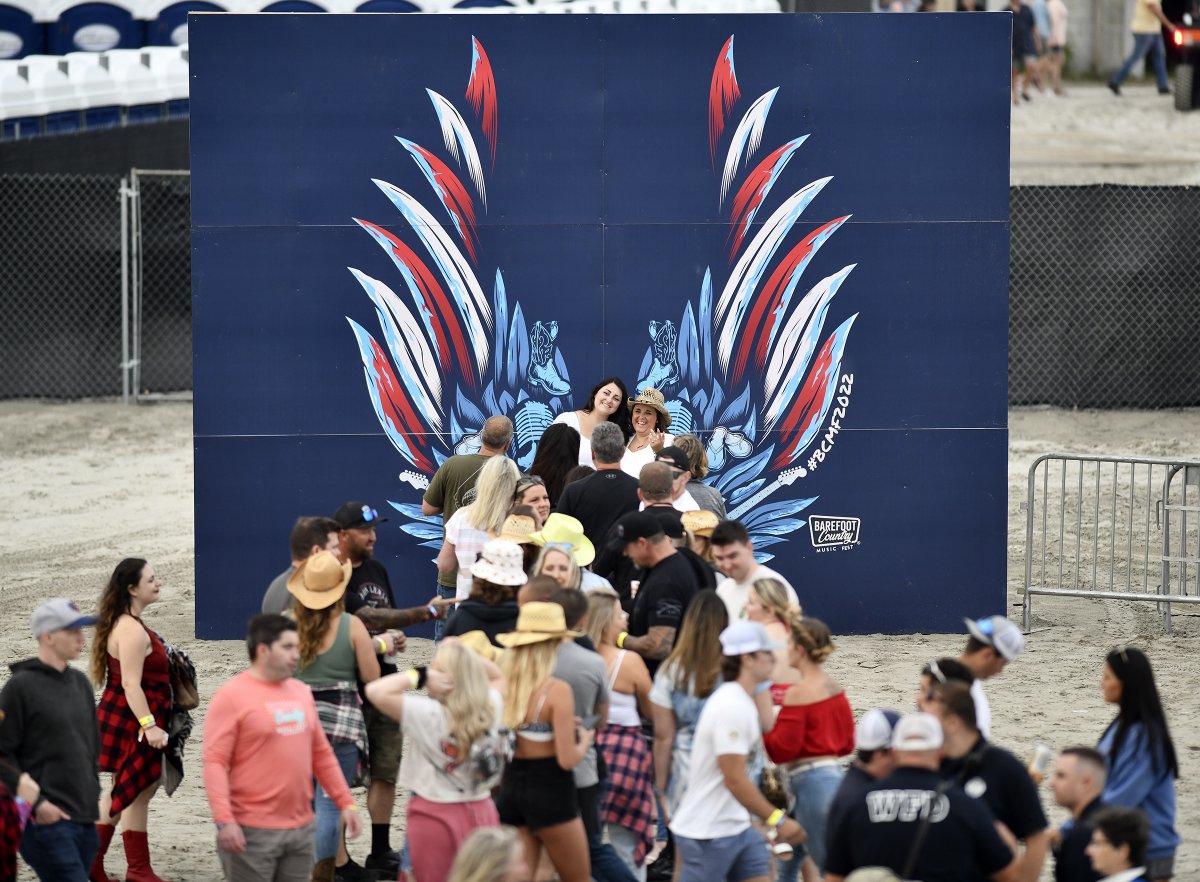 CP_AdamM's tweet image. Photos: Fans kick back and relax while enjoying the festivities on the beach in Wildwood during the Barefoot Country Music Fest on Thursday courierpostonline.com/picture-galler…