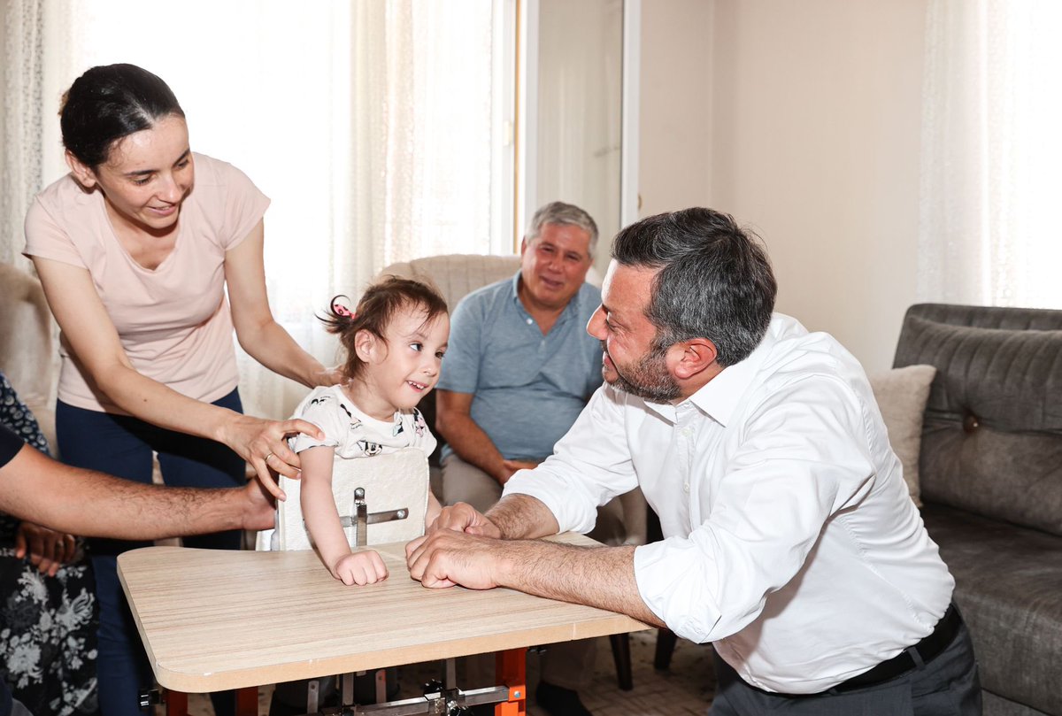 fmkocaispir's tweet photo. Safiye-Doğan Kahya çiftinin biricik kızı Öykü’nün ayakta durma masasına ihtiyacı vardı. Serebral palsi hastası minik yavrumuzu ziyaret edip masasını teslim ettik. Yavrumuza acil şifalar diliyorum. https://t.co/eogeLqRK0x