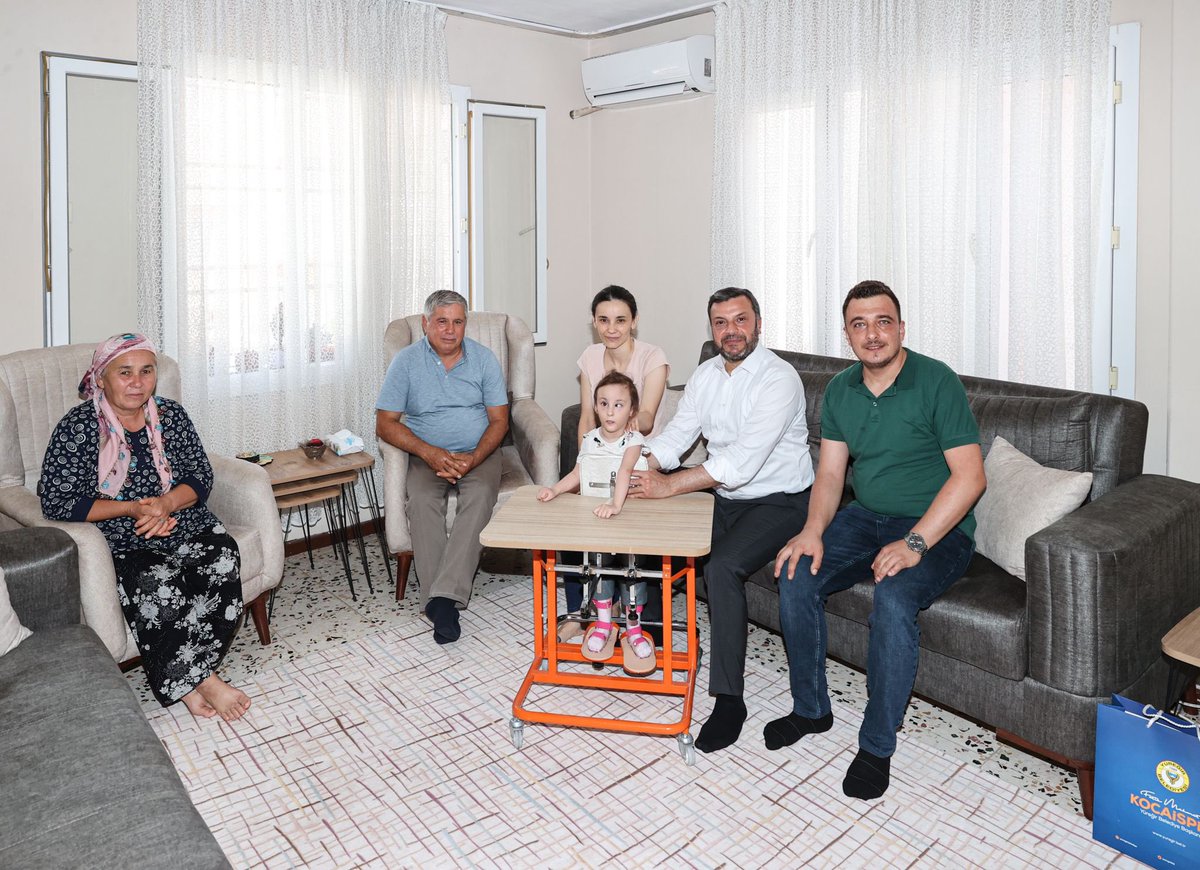 fmkocaispir's tweet photo. Safiye-Doğan Kahya çiftinin biricik kızı Öykü’nün ayakta durma masasına ihtiyacı vardı. Serebral palsi hastası minik yavrumuzu ziyaret edip masasını teslim ettik. Yavrumuza acil şifalar diliyorum. https://t.co/eogeLqRK0x