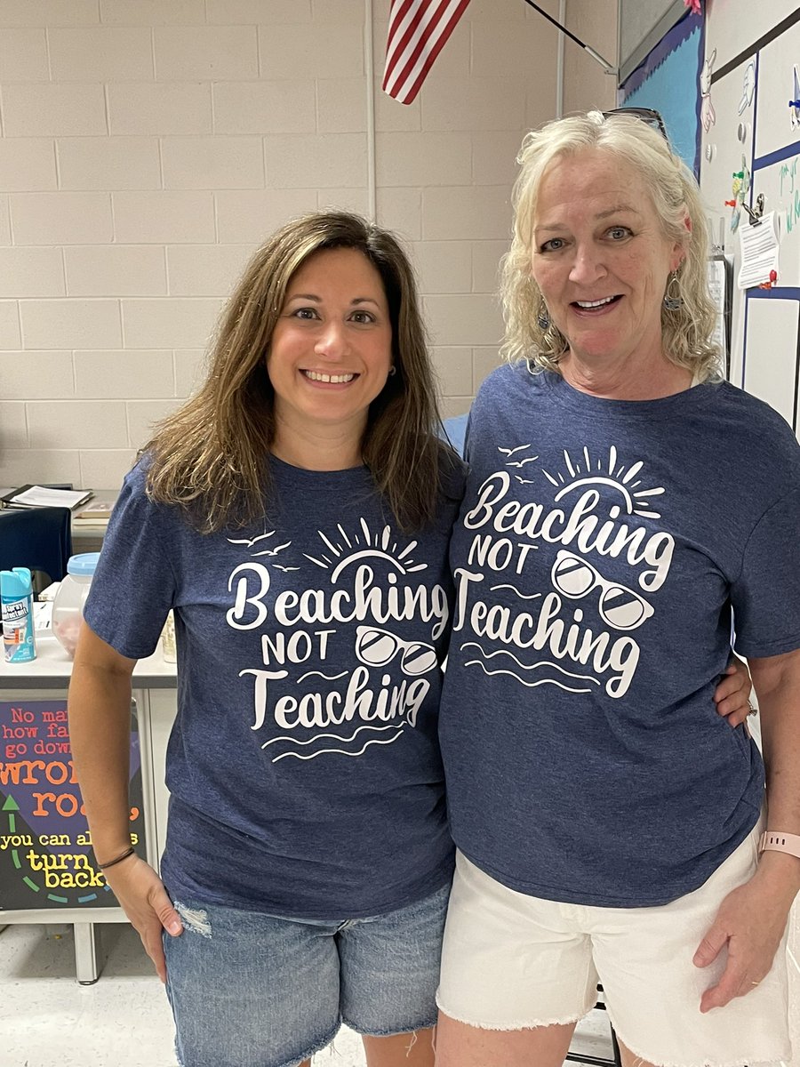 MrsChifulini's tweet photo. #beachingnotteaching 2021-2022 school year is almost over! ☀️🏖@MrsONeilPRMS https://t.co/p21fzZCA9k