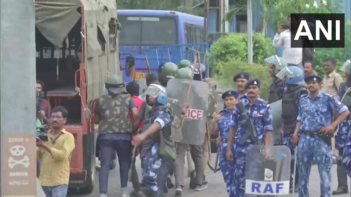 Telangana | Police and RAF personnel detain 'Agnipath' protesters at Secunderaba... - Kannada News