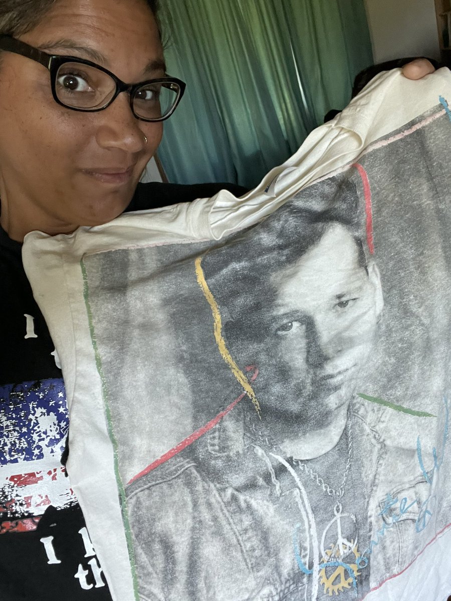 babyruth1982's tweet photo. Remembering the time when @DonnieWahlberg pointed to me during the #nkotbmixtapetour at @VanAndelArena! #blocklove #donniegirl #this80sbabystillhangintough https://t.co/PxIoGzqdYX