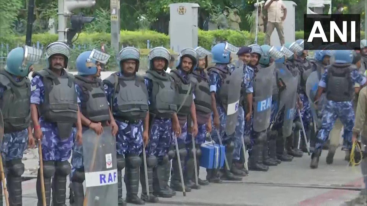 Telangana | Police and RAF personnel detain 'Agnipath' protesters at Secunderaba... - Kannada News