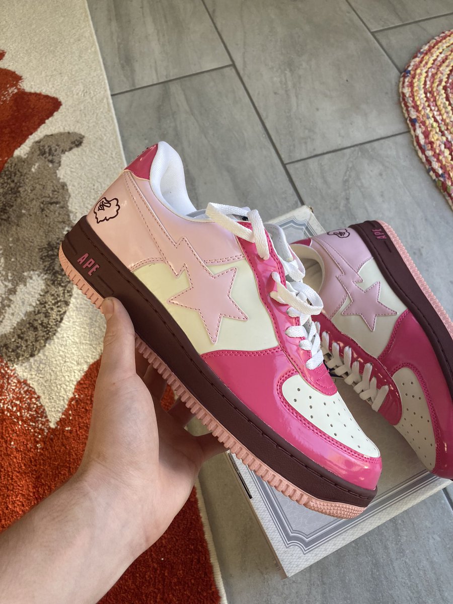 grailedpolice's tweet photo. When @obj copped these, I knew this man fit was gonna be nuts 

Bapesta “white/rose” 2006

Too bad I can’t get more size 11s #bape #bapesta https://t.co/i3KEJMcwyX