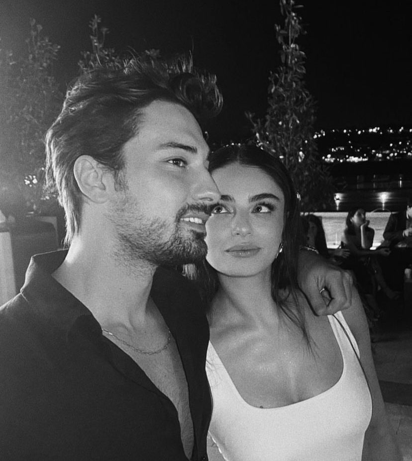 MiriiC24's tweet photo. Günaydın fandom 🥰🥰💃🙌🤍🖤
#AyçaAyşinTuran
#AlpNavruz
#AyçAlp https://t.co/eaePLzNPQ5