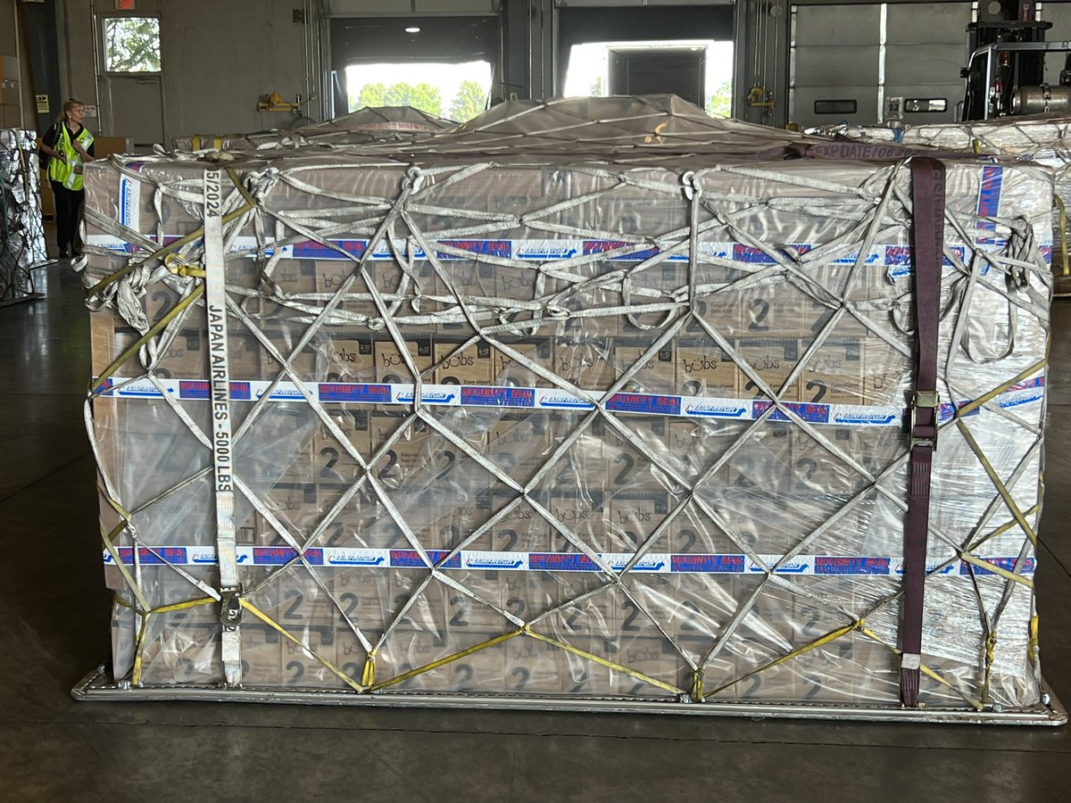 JackieOrozco27's tweet photo. Baby formula is currently at the @RickIntlAirport warehouse being inspected by border patrol then they’re going to be loaded onto trucks for distribution #OperationFlyFormula https://t.co/IjPPHXE6NP
