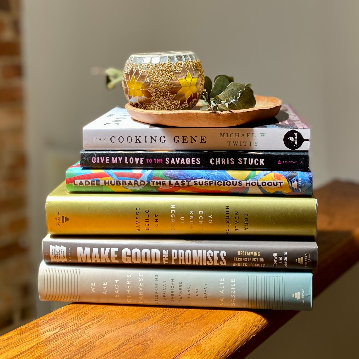 AmistadBooks's tweet photo. To commemorate #Juneteenth, Amistad is offering readers 👉🏾FREE👈🏾 essays, stories, and chapters of select titles that educate, entertain, and empower readers interested in the past, present, and future of the Black diaspora. 

Visit https://t.co/rxcAqV9ubs to download now! https://t.co/1MqFUcYXA2