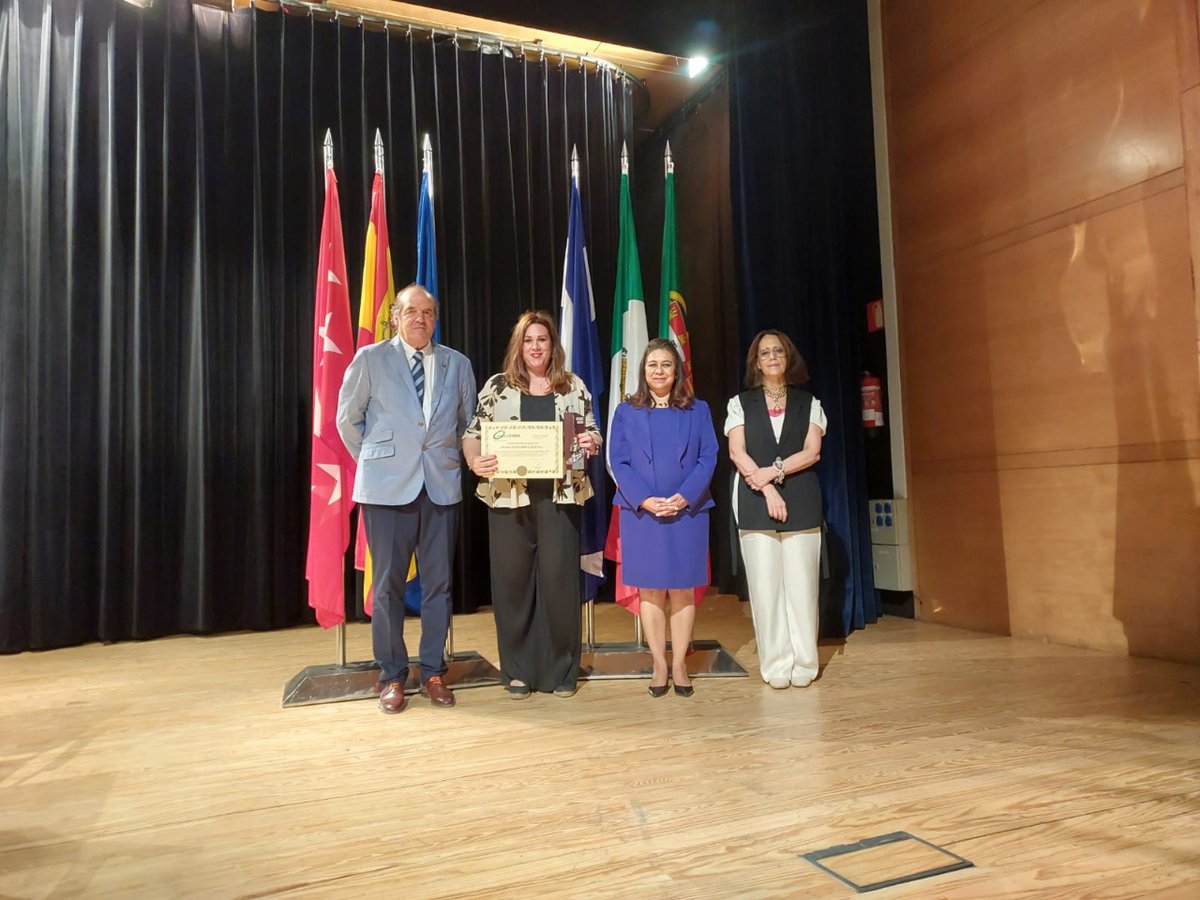 LipasamSevilla's tweet photo. La actividad educativa #Ecochef recibe el galardón #EscobadePlatino
#Ategrus en el #TECMA22 hace un reconocimiento por el programa educativo que promueve el consumo responsable de los alimentos, la reducción de los residuos orgánicos y su reciclaje. https://t.co/0rCHqfaYjf